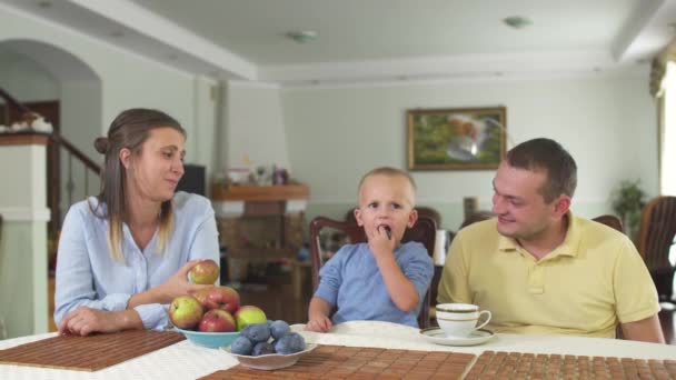 Ο μικρός γιος φιλιά τους γονείς κατά τη διάρκεια γεύματος — Αρχείο Βίντεο