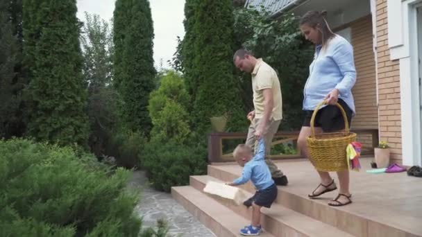 Fiatal család a kertben — Stock videók