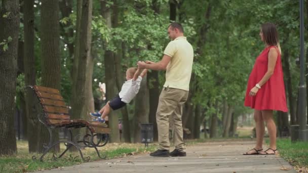 Papá toma de la mano y rodea a su pequeño hijo en un círculo — Vídeos de Stock