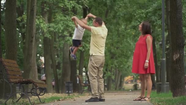 Papa cirkels zijn zoontje in een cirkel n het park — Stockvideo