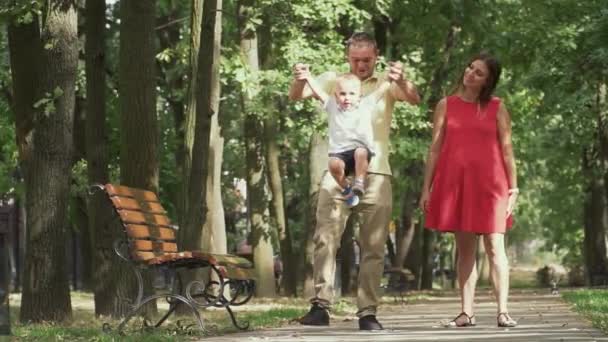 Caminhada jovem família no parque — Vídeo de Stock