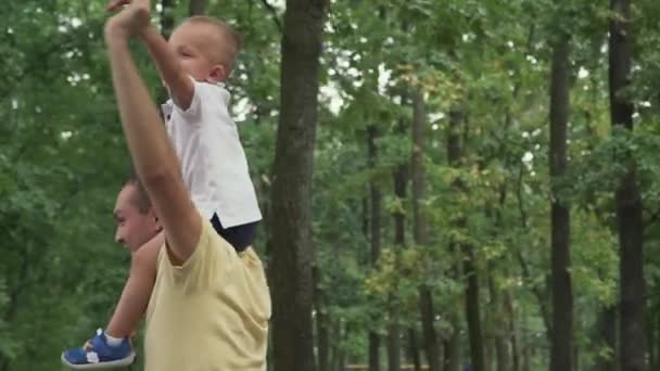 Papá dando vueltas a un niño sobre sus hombros — Vídeos de Stock