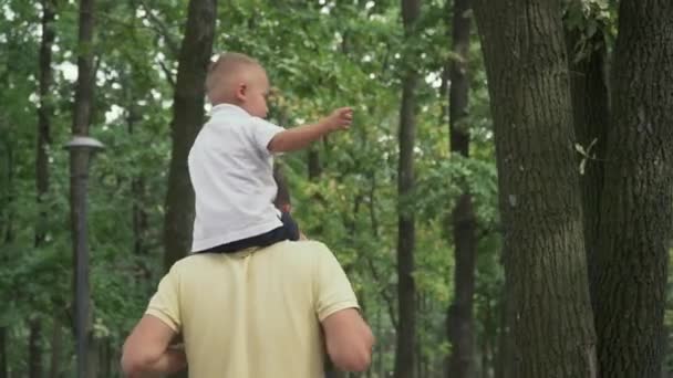 Papa umkreist einen Sohn auf seinen Schultern — Stockvideo