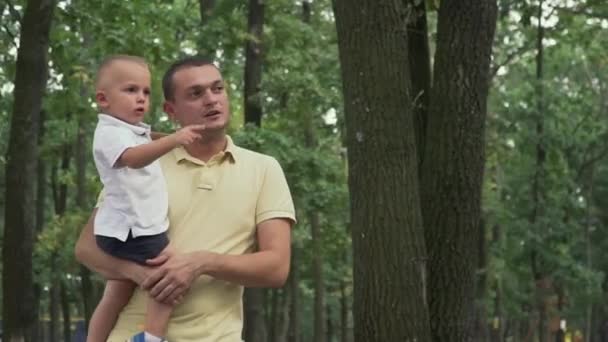 Папа держит ребенка на руках. — стоковое видео