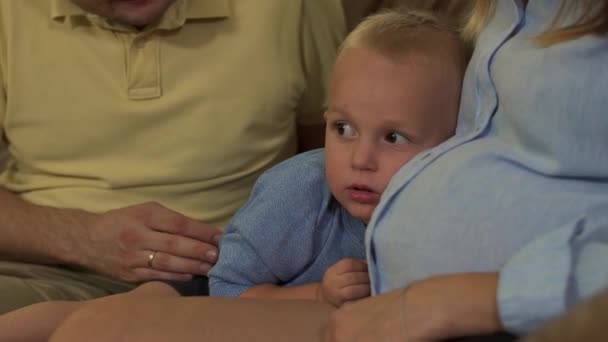 Bébé pose la tête sur les mamans enceintes ventre — Video