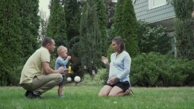 Küçük çocuk sabun köpüğü darbeler