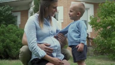 Baba ve küçük oğlu sarılma hamile anne