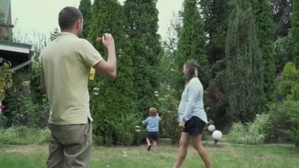 A criança corre para bolhas de sabão — Vídeo de Stock