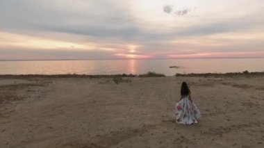 Nehri yakınında güzel elbiseli Genç kız. Dron'un vurdu