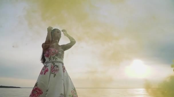 Renkli duman akşam elbiseli çekici kız — Stok video