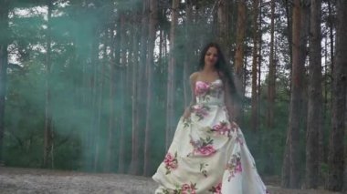 Bir elbise esmer renk orman arka planı duman içeri girer