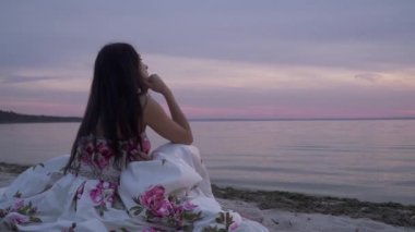 Uzun bir gece elbisesi içinde çekici hanım