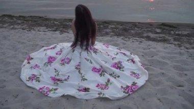 Uzun bir gece elbisesi içinde sevimli bayan