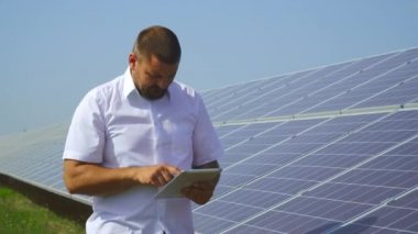 Güneş panelleri ve gösterileri başparmak kayıtlarını tutan adam