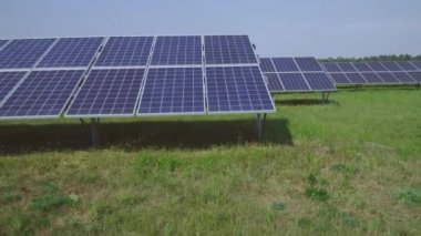 Güneş enerjisi santrali alanını ayarlayın. Temiz yenilenebilir güneş enerjisi üretimi. Alternatif enerji güç alanı. Yeşil enerji kavramı.