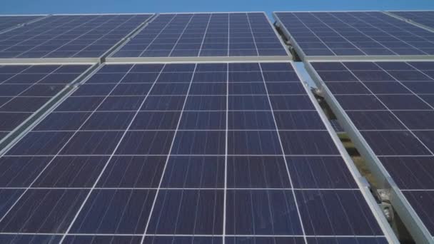 Закрытие солнечных батарей на солнечной электростанции — стоковое видео
