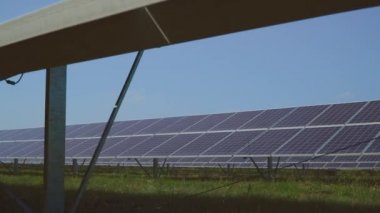 Çayır üzerinde güneş güç istasyonu.