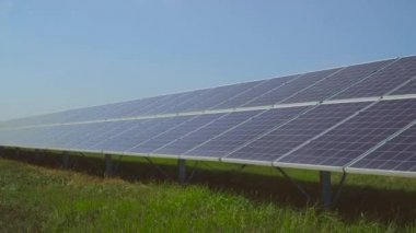 Temiz yenilenebilir enerji. Güneş panelleri.