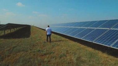 Güneş panelleri yürüyüş mühendisi