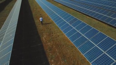 Güneş enerjisi santrali yürüyen adam. Dron'un vurdu
