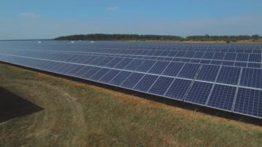 Güneş panelleri ile uzun plaka. Dron'un vurdu