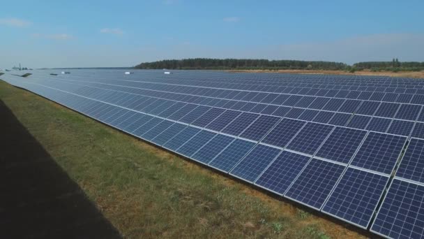 Linhas longitudinais de usina de energia solar no prado. Tiro no drone — Vídeo de Stock