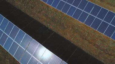 Sunbeam büyük güneş paneli üzerindeki yürüme. Dron'un vurdu