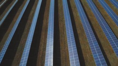 İstasyonu alternatif enerji güneş panelleri. Dron'un vurdu