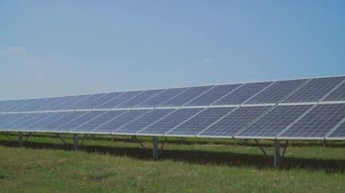 Çayır üzerinde güneş güç istasyonu.