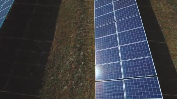 Reflexão solar no painel solar. Tiro no drone — Vídeo de Stock