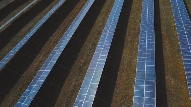 Estação de eletricidade solar. Tiro no drone — Vídeo de Stock