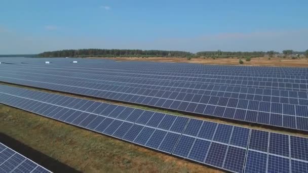 Solarbatteriepark auf dem Feld. Schuss auf Drohne — Stockvideo