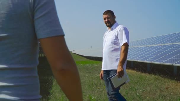Správce ukazuje solární panely pro investora — Stock video