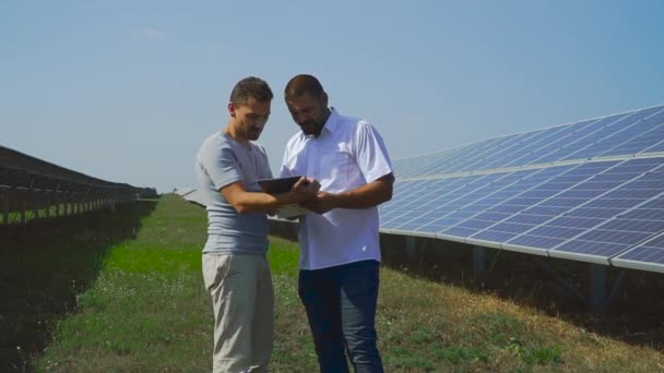 Podnikatel vypadá dokumenty na solární baterie — Stock video