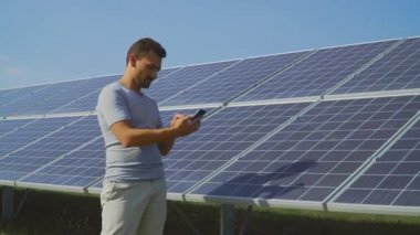 Güneş panelleri kayıtlarını tutan adam
