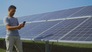 Yakışıklı adam güneş panelleri kayıtlarını tutan