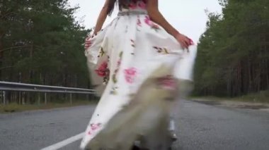 Uzun elbise sevimli kız yolda dönüyor