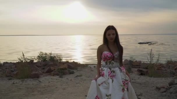 Chica encantadora en vestido de noche junto al río — Vídeo de stock