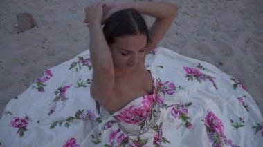 Uzun bir gece elbisesi içinde güzel Bayan