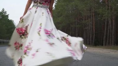 Uzun elbiseli ihale kız yolda dönüyor