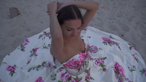 Belle dame dans une longue robe de soirée — Video