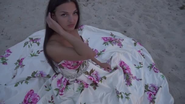 Uzun bir gece elbisesi kız güzel — Stok video