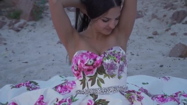 Vacker kvinna i en lång aftonklänning — Stockvideo