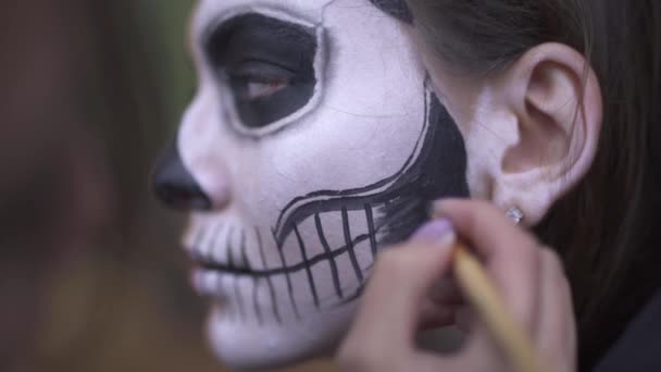 Halloween. Truccatore applica il make-up al viso della ragazza — Video Stock