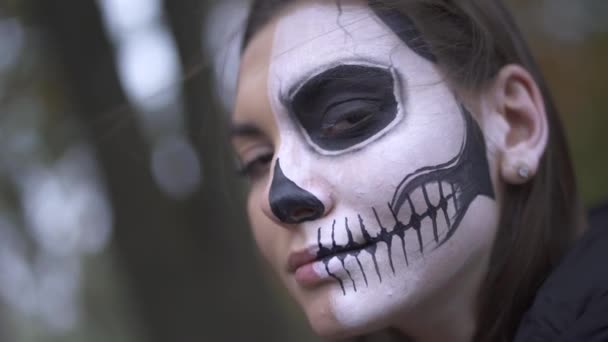 Halloween. Fille avec un maquillage effrayant sur le sol du visage — Video