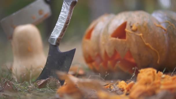 Хэллоуин. Страшный тыквенный и мясной нож. Концепция Хэллоуина — стоковое видео