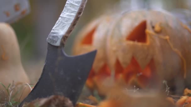 Halloween. Scary pumpkin and butcher knife. Halloween concept — Stock Video