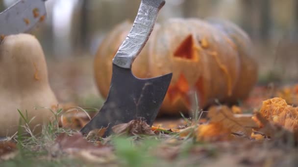 Halloween. Scary pumpkin and butcher knife. Halloween concept — Stock Video