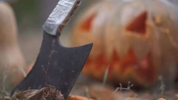 Halloween. Zucca spaventosa e coltello da macellaio nella foresta. Concetto Halloween — Video Stock