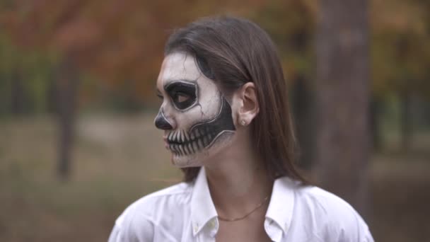 Хэллоуин. Улыбающаяся девушка с гримом мертвеца — стоковое видео